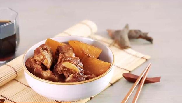 Cho sụn heo vào nồi cơm điện cùng gia vị, 45 phút sau được món ăn như ý