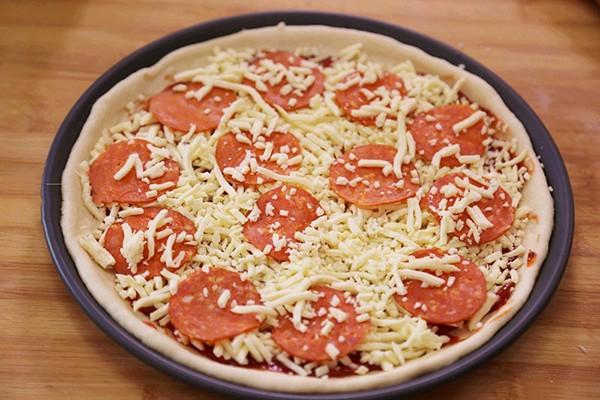 Chủ Nhật làm pizza xúc xích đảm bảo bé nào cũng thích mê!