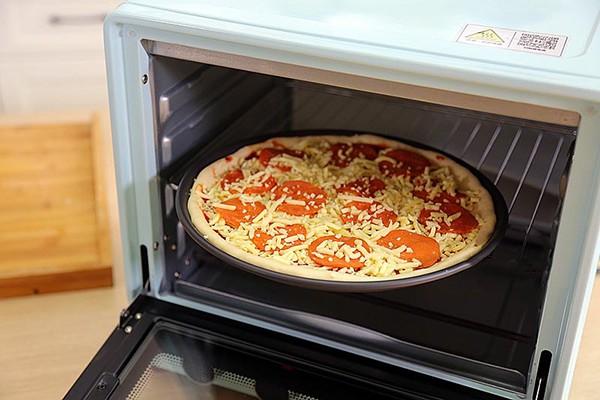 Chủ Nhật làm pizza xúc xích đảm bảo bé nào cũng thích mê!