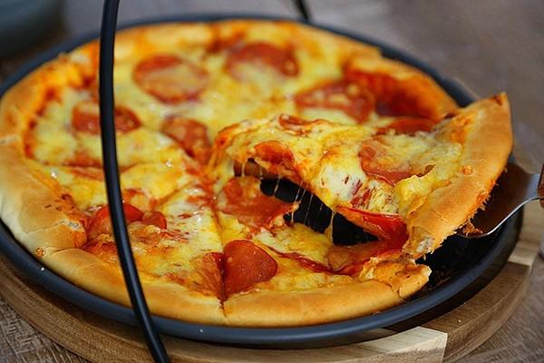 Chủ Nhật làm pizza xúc xích đảm bảo bé nào cũng thích mê!