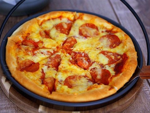 chu nhat lam pizza xuc xich dam bao be nao cung thich me Chủ Nhật làm pizza xúc xích đảm bảo bé nào cũng thích mê!