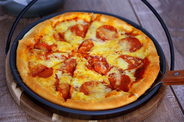 Chủ Nhật làm pizza xúc xích đảm bảo bé nào cũng thích mê!