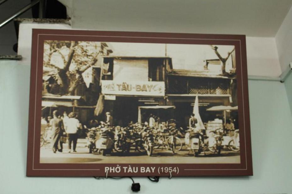 Chủ phở Tàu Bay 'nhượng bộ' cho thêm rau giá và sự thật chuyện '2 phe'