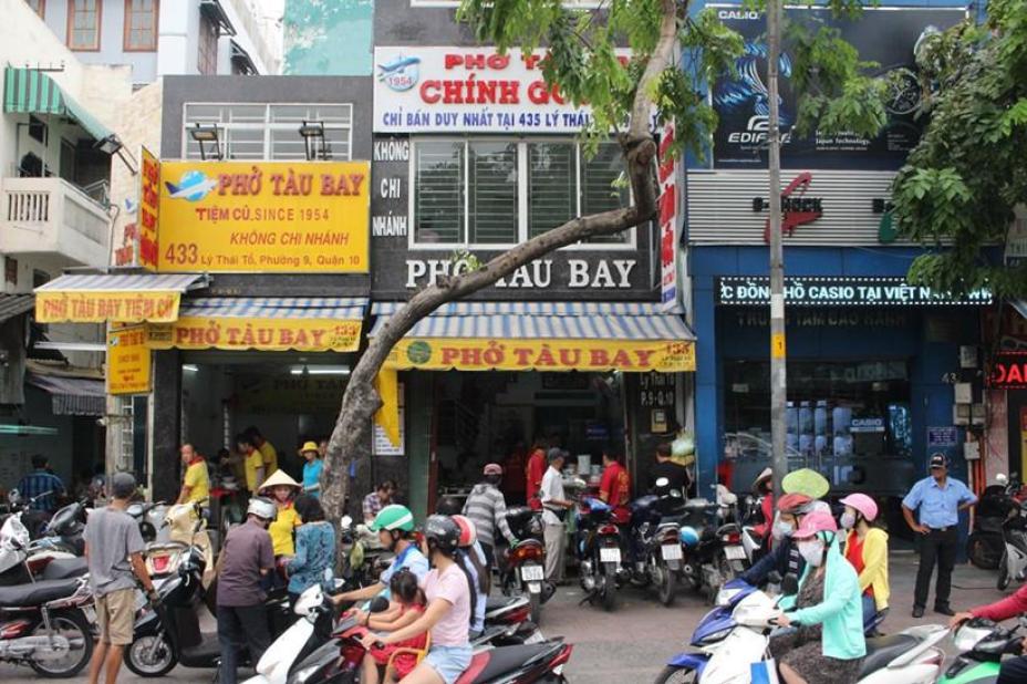 Chủ phở Tàu Bay 'nhượng bộ' cho thêm rau giá và sự thật chuyện '2 phe'