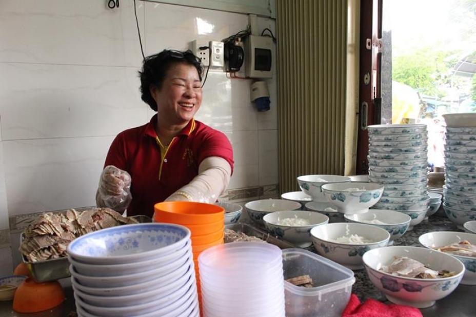 Chủ phở Tàu Bay 'nhượng bộ' cho thêm rau giá và sự thật chuyện '2 phe'