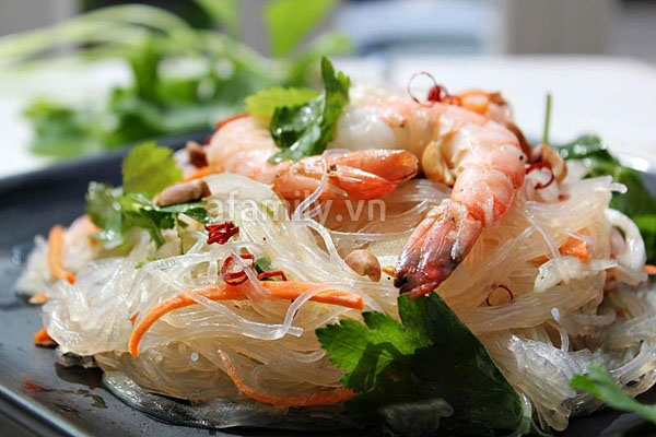 Chua cay món miến trộn kiểu Thái