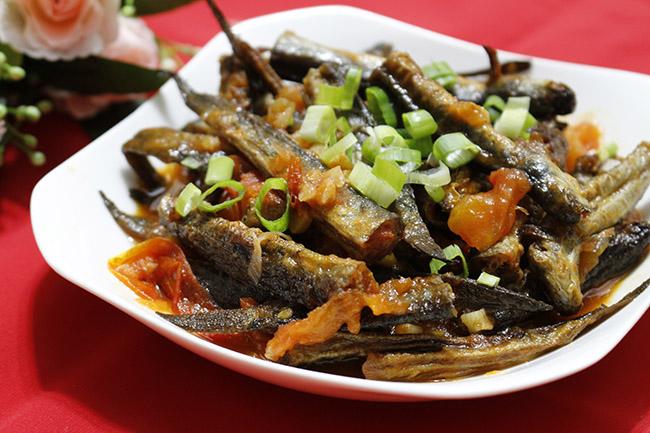 Chua chua mặn mặn cá kèo sốt cà, cả nhà mê tít