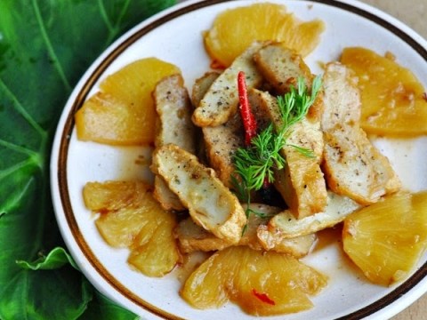 chua ngot dam da mon cha ca kho dua Chua ngọt đậm đà món chả cá kho dứa