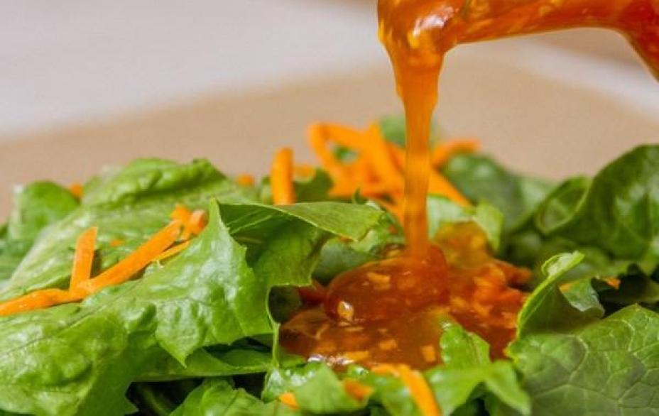 Chuẩn bị sẵn 2 loại xốt salad để Tết này luôn sẵn sàng làm salad chỉ trong nháy mắt