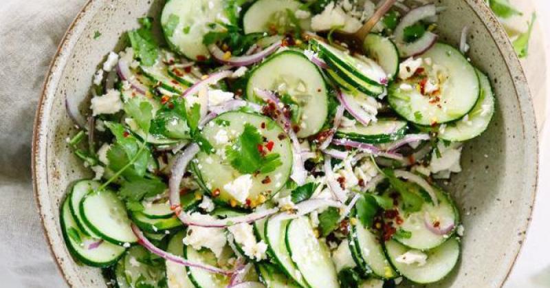 Có 2 món salad dưa leo, thực đơn ăn kiêng của tôi lúc nào cũng ngon lành