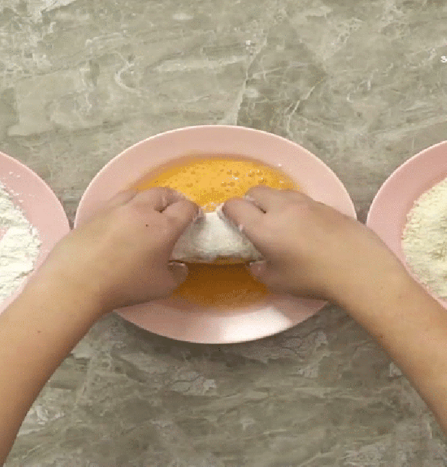 Có ai ngờ rán trứng cuộn xong làm thêm một bước đơn giản nữa là nâng tầm món ăn thành "siêu phẩm" trong nháy mắt