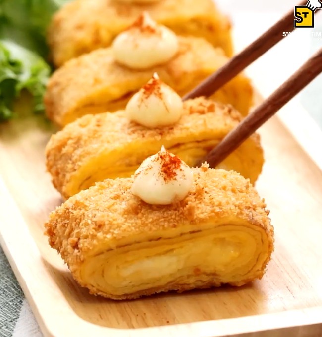 Có ai ngờ rán trứng cuộn xong làm thêm một bước đơn giản nữa là nâng tầm món ăn thành "siêu phẩm" trong nháy mắt