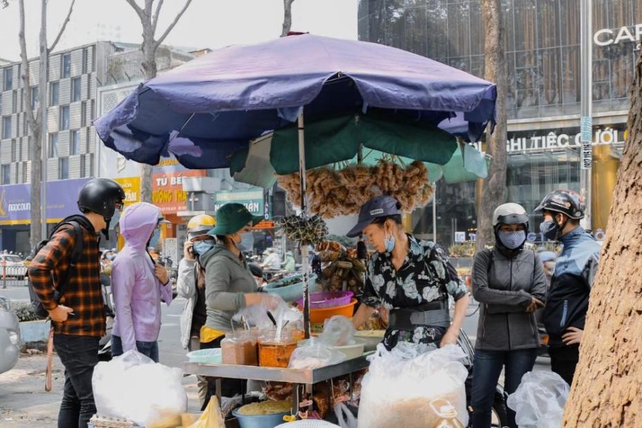 Cô bán bánh tráng trộn Sài Gòn suốt 13 năm nuôi chồng con bệnh tâm thần