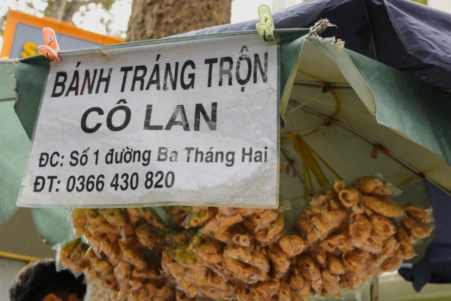 Cô bán bánh tráng trộn Sài Gòn suốt 13 năm nuôi chồng con bệnh tâm thần