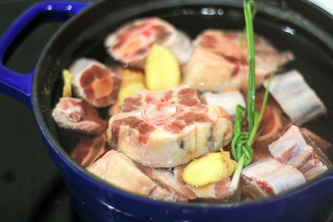 Có cách tự nấu bún bò ngon và đơn giản thế này thì bạn không bao giờ cần phải ra hàng nữa!