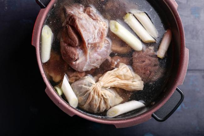 Có cách tự nấu bún bò ngon và đơn giản thế này thì bạn không bao giờ cần phải ra hàng nữa!