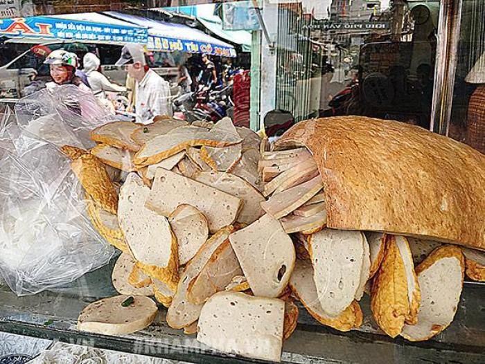 Có gì trong tô bún riêu khiến Nhã Phương đang giận dỗi vẫn bất chấp đi ăn cùng Trường Giang?