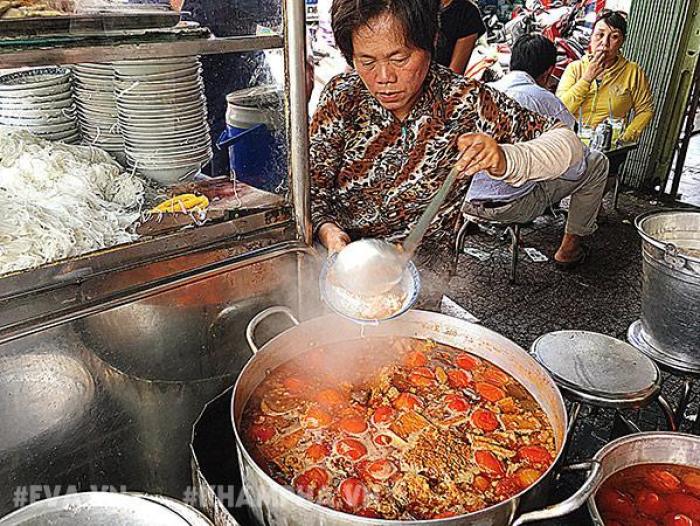 Có gì trong tô bún riêu khiến Nhã Phương đang giận dỗi vẫn bất chấp đi ăn cùng Trường Giang?