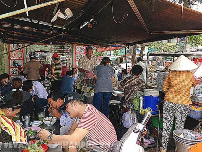 Có gì trong tô bún riêu khiến Nhã Phương đang giận dỗi vẫn bất chấp đi ăn cùng Trường Giang?