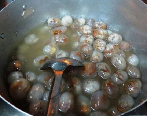 Cốc chè lẫn hai vị mặn ngọt chỉ có ở Huế