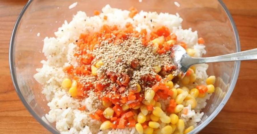 Cơm nắm nghe tưởng bình dân nhưng làm thế này thì nhìn sang chảnh mà ăn ngon vô cùng, công ty tôi ai cũng hỏi cách làm