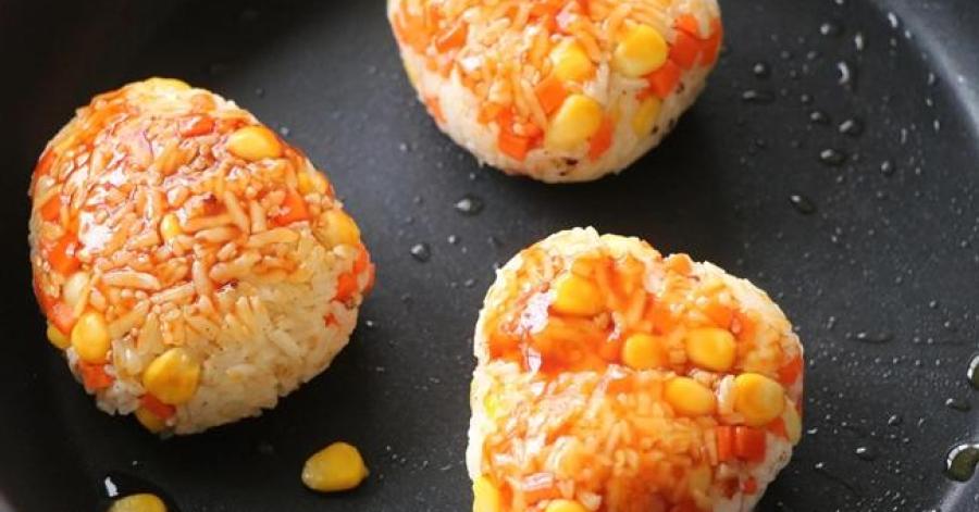 Cơm nắm nghe tưởng bình dân nhưng làm thế này thì nhìn sang chảnh mà ăn ngon vô cùng, công ty tôi ai cũng hỏi cách làm
