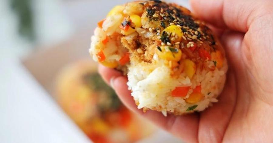 Cơm nắm nghe tưởng bình dân nhưng làm thế này thì nhìn sang chảnh mà ăn ngon vô cùng, công ty tôi ai cũng hỏi cách làm
