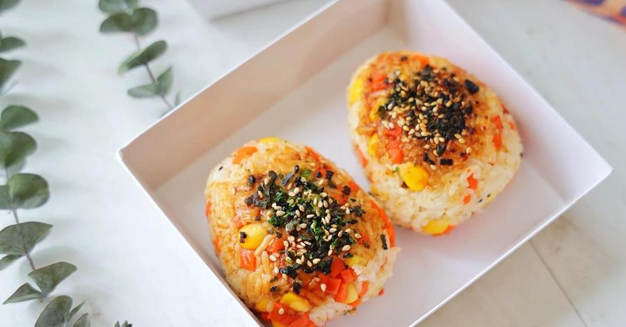 Cơm nắm nghe tưởng bình dân nhưng làm thế này thì nhìn sang chảnh mà ăn ngon vô cùng, công ty tôi ai cũng hỏi cách làm
