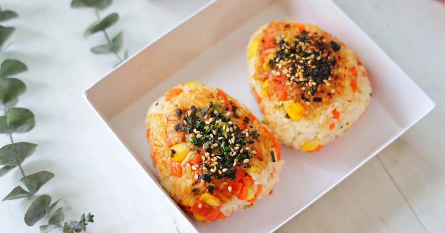 Cơm nắm nghe tưởng bình dân nhưng làm thế này thì nhìn sang chảnh mà ăn ngon vô cùng, công ty tôi ai cũng hỏi cách làm