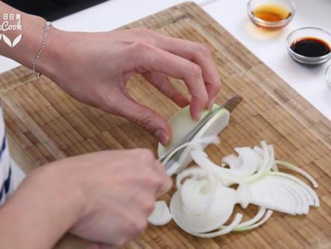 Cơm tối cuối tuần nhanh gọn với nui xào kim chi lạ miệng mà ngon