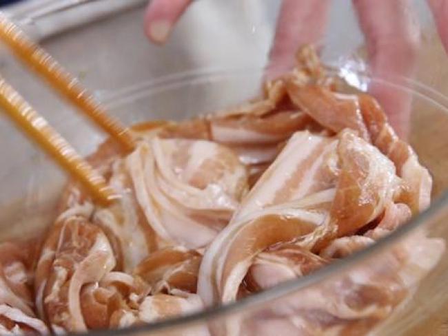 Cơm tối cuối tuần nhanh gọn với nui xào kim chi lạ miệng mà ngon