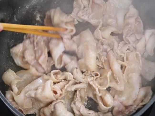 Cơm tối cuối tuần nhanh gọn với nui xào kim chi lạ miệng mà ngon