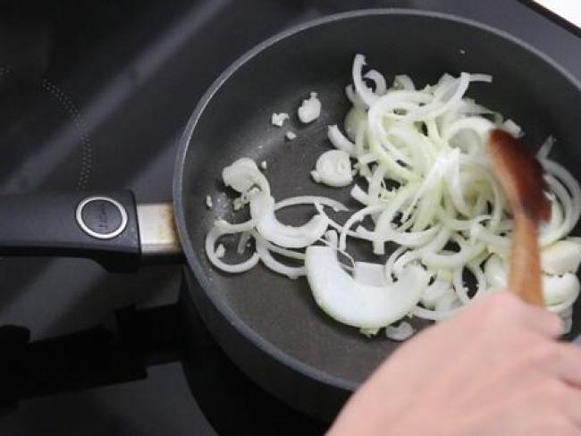 Cơm tối cuối tuần nhanh gọn với nui xào kim chi lạ miệng mà ngon