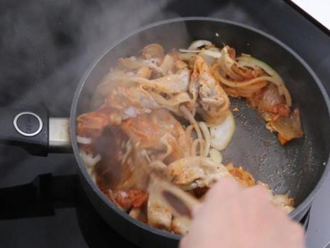 Cơm tối cuối tuần nhanh gọn với nui xào kim chi lạ miệng mà ngon