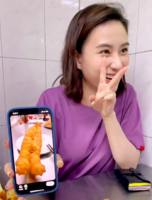 Con gái tỷ phú sòng bài xếp hàng ăn quán vỉa hè lúc 1h sáng