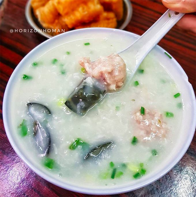 Con gái tỷ phú sòng bài xếp hàng ăn quán vỉa hè lúc 1h sáng