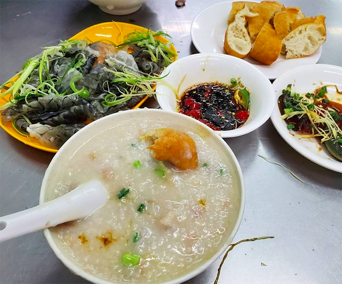 Con gái tỷ phú sòng bài xếp hàng ăn quán vỉa hè lúc 1h sáng