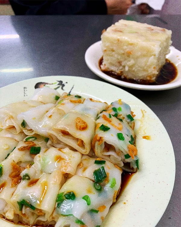 Con gái tỷ phú sòng bài xếp hàng ăn quán vỉa hè lúc 1h sáng