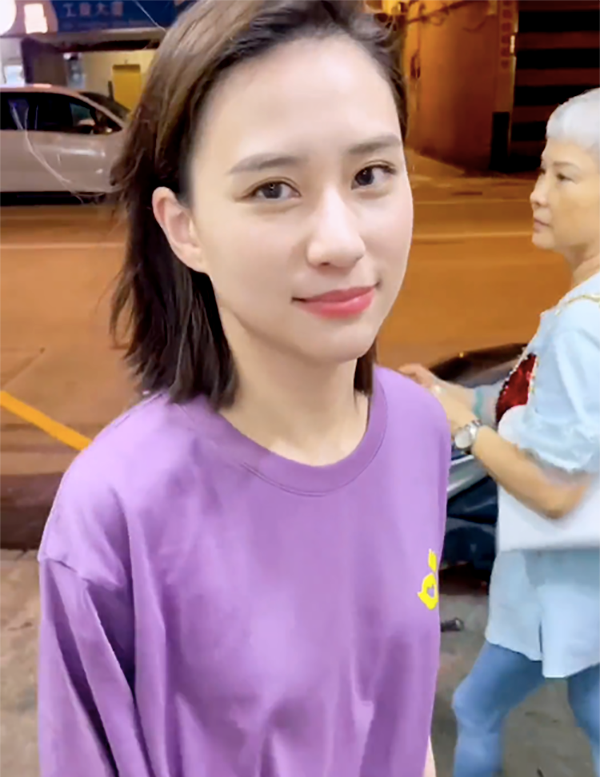 Con gái tỷ phú sòng bài xếp hàng ăn quán vỉa hè lúc 1h sáng