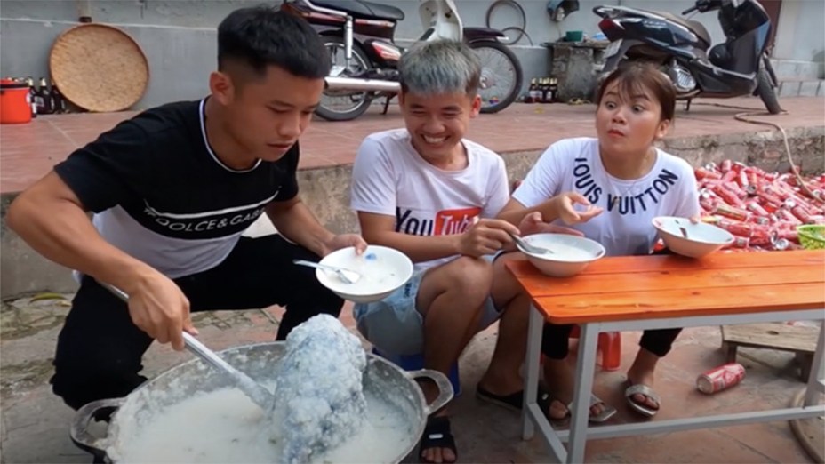 Con trai bà Tân Vlog bị phạt 7,5 triệu đồng vì nấu cháo gà nguyên lông