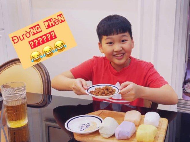 Con trai Bảo Thanh làm bánh trôi màu sắc, ai cũng phì cười vì lời thú nhận của bé