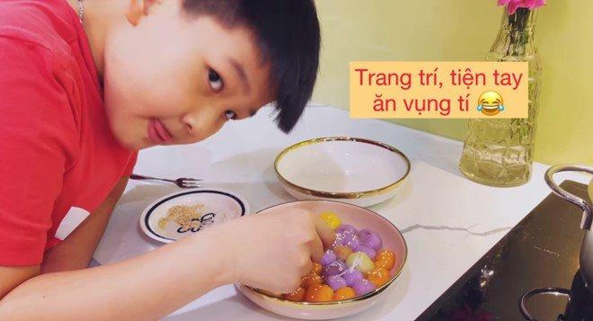 Con trai Bảo Thanh làm bánh trôi màu sắc, ai cũng phì cười vì lời thú nhận của bé