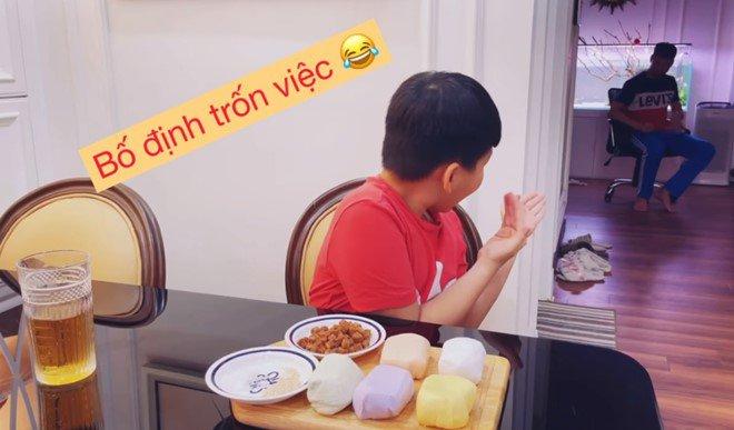 Con trai Bảo Thanh làm bánh trôi màu sắc, ai cũng phì cười vì lời thú nhận của bé