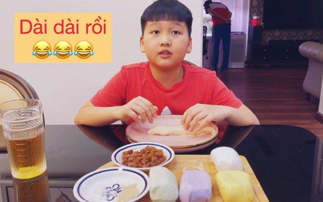 Con trai Bảo Thanh làm bánh trôi màu sắc, ai cũng phì cười vì lời thú nhận của bé