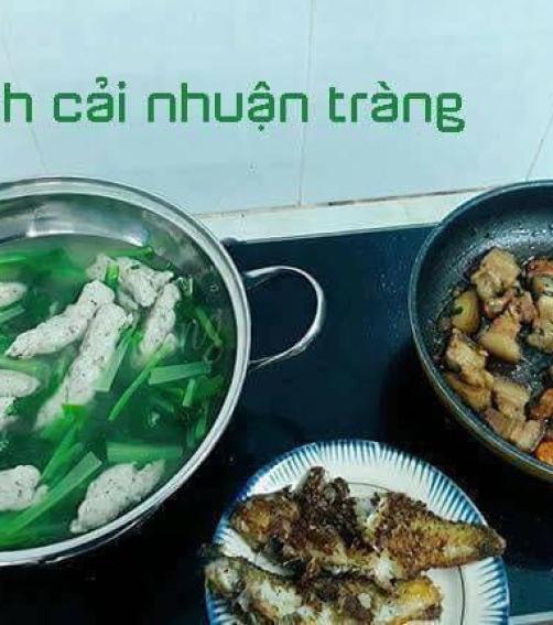 Con trai hiếu thảo nấu canh cua cho bố, nhưng để lên mâm lại bị "đấm không trượt phát nào"