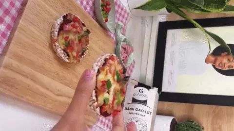 cuoi thang ma muon an sang phai ghim ngay cach ho bien banh gao thanh mieng pizza vua ngon vua ti Cuối tháng mà muốn ăn sang, phải ghim ngay cách "hô biến" bánh gạo thành miếng pizza vừa ngon vừa tiết kiệm