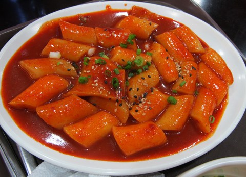 cuoi tuan dai ban mon tteokbokki cay nong ngon khong cuong noi Cuối tuần, đãi bạn món tteokbokki cay nồng, ngon không cưỡng nổi