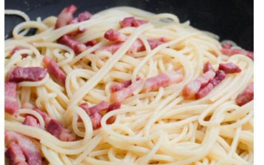 Cuối tuần đãi cả nhà món mì Ý Carbonara ngon hơn ở tiệm