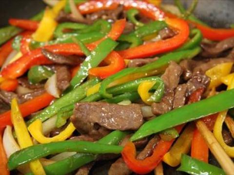 Cuối tuần đãi cả nhà món thịt bò xào ớt chuông thơm ngậy