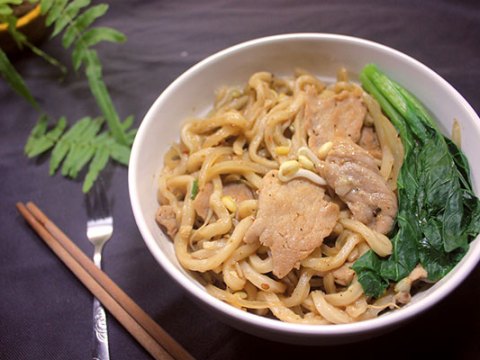 cuoi tuan doi mon voi my udon xao thit Cuối tuần đổi món với mỳ udon xào thịt